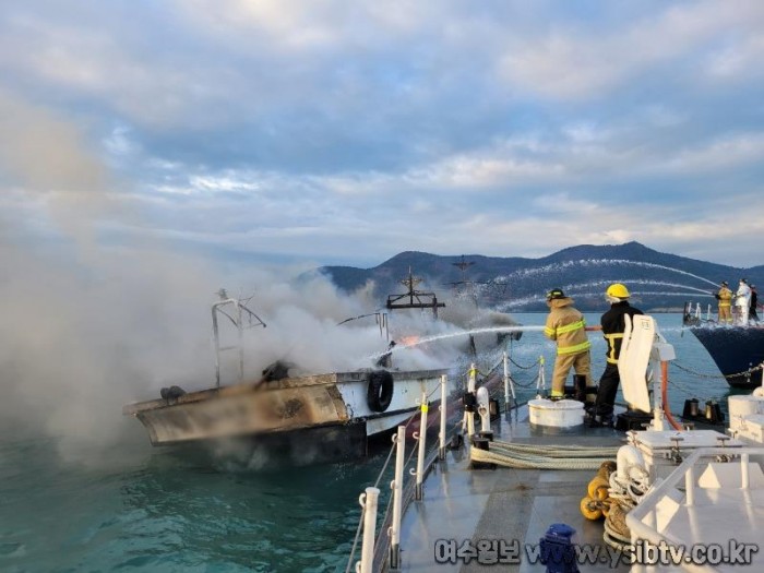 9톤급 어선에 화재가 발생해 경비함정이 소화작업을 벌이고 있다.(4).jpg