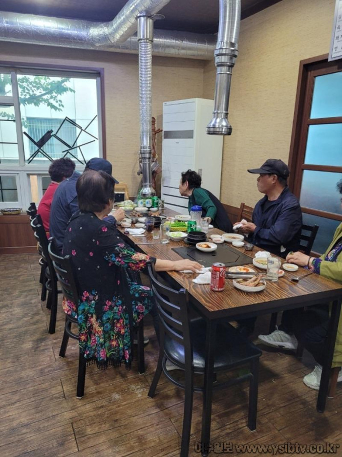 10 여수시 국동, 어버이날 기념 ‘어르신들과 함께하는 식사대접’.jpg