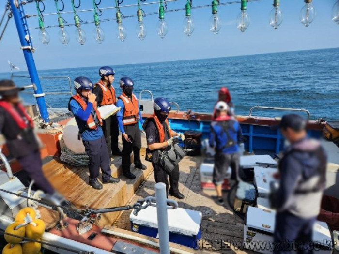 [크기변환]해양경찰관들이 낚시어선에 탑승해 검문검색을 실시하고 있다..jpg