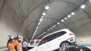 여수 취적터널서 승용차 7대 연쇄 충돌, 5명 부상