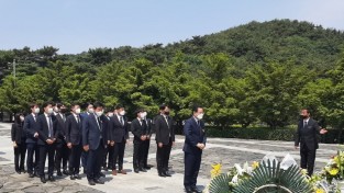 김영록 후보, 노무현 묘역 참배…“압도적 승리로 전남 발전”다짐