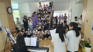 ‘여수 화양중, 봄 맞이 작은 음악회에 학생들 환호’